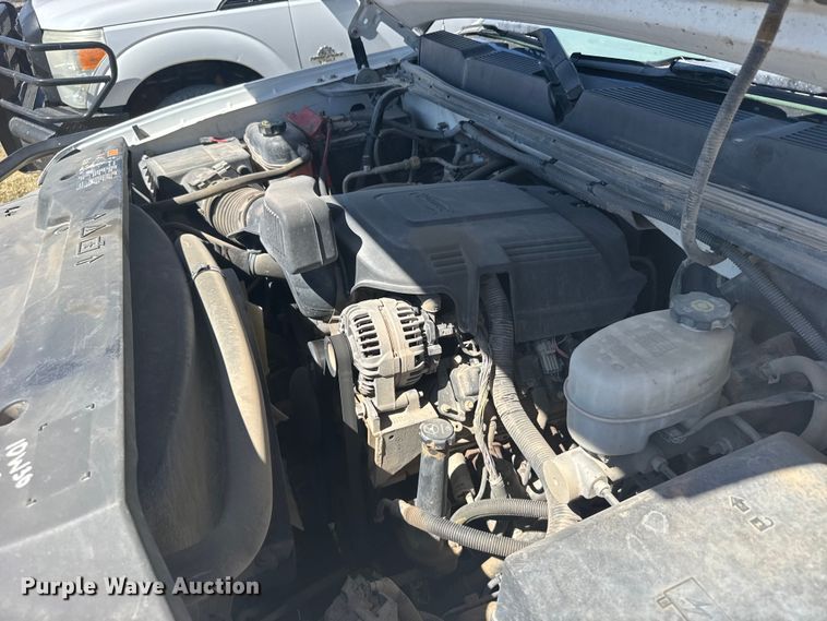 image for item FB0960 2013 Chevrolet Silverado 3500HD Crew Cab pickup truck cab and chassis