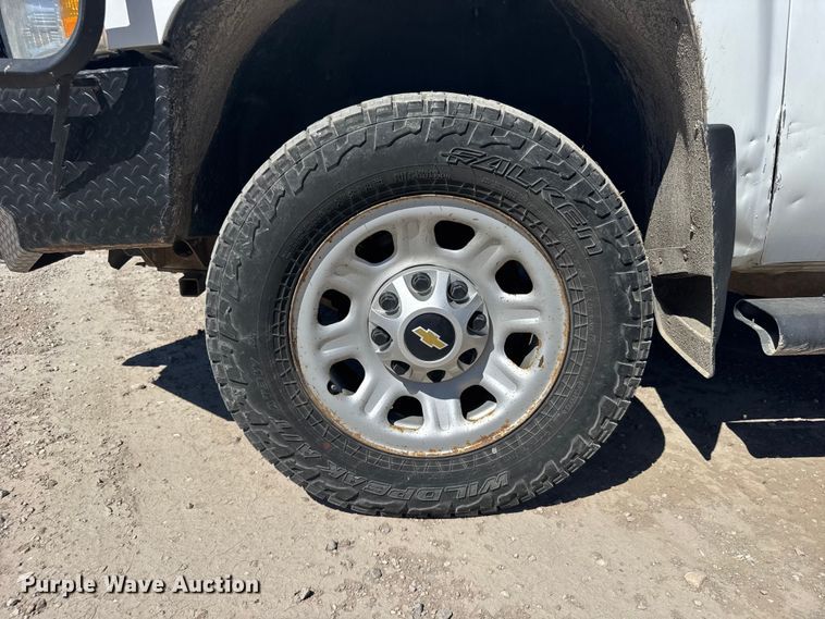 image for item FB0960 2013 Chevrolet Silverado 3500HD Crew Cab pickup truck cab and chassis