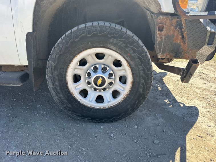 image for item FB0960 2013 Chevrolet Silverado 3500HD Crew Cab pickup truck cab and chassis