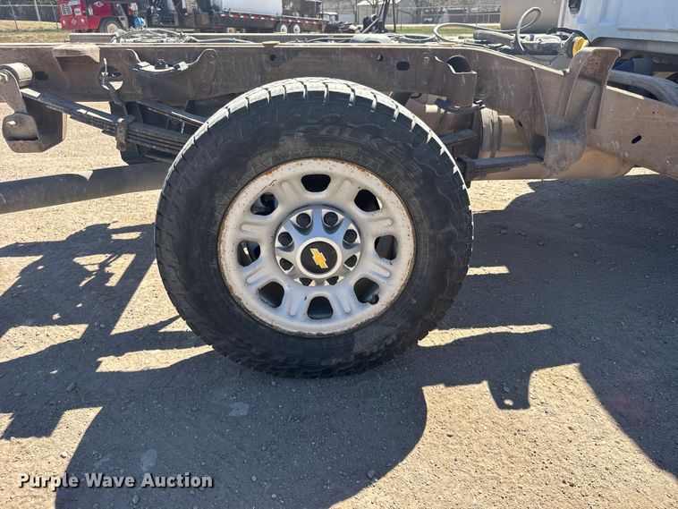 image for item FB0960 2013 Chevrolet Silverado 3500HD Crew Cab pickup truck cab and chassis