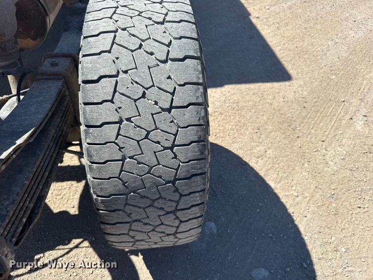 image for item FB0960 2013 Chevrolet Silverado 3500HD Crew Cab pickup truck cab and chassis