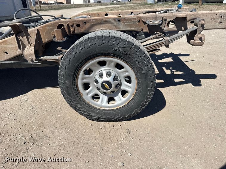 image for item FB0960 2013 Chevrolet Silverado 3500HD Crew Cab pickup truck cab and chassis