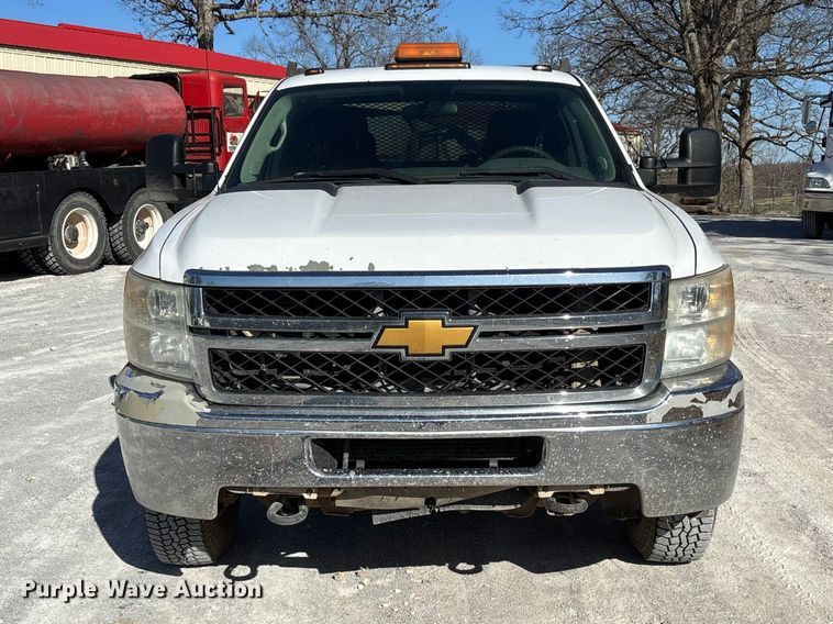 image for item FB3288 2013 Chevrolet Silverado 3500HD Ext. Cab flatbed pickup truck