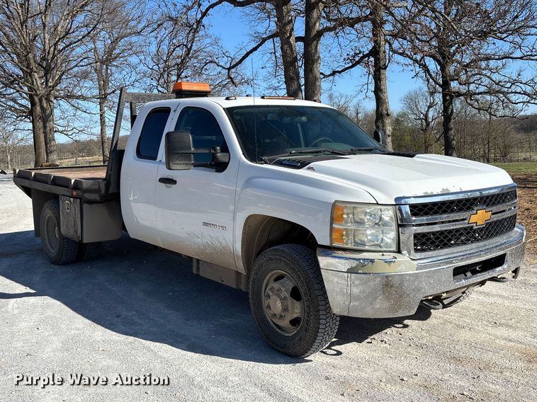image for item FB3288 2013 Chevrolet Silverado 3500HD Ext. Cab flatbed pickup truck
