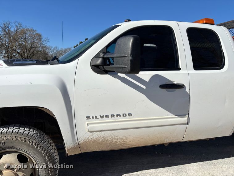 image for item FB3288 2013 Chevrolet Silverado 3500HD Ext. Cab flatbed pickup truck