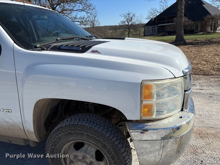 image for item FB3288 2013 Chevrolet Silverado 3500HD Ext. Cab flatbed pickup truck