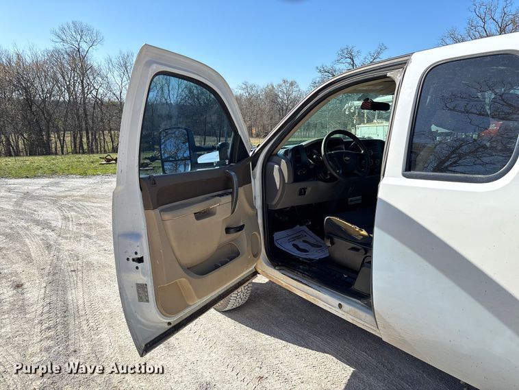 image for item FB3288 2013 Chevrolet Silverado 3500HD Ext. Cab flatbed pickup truck