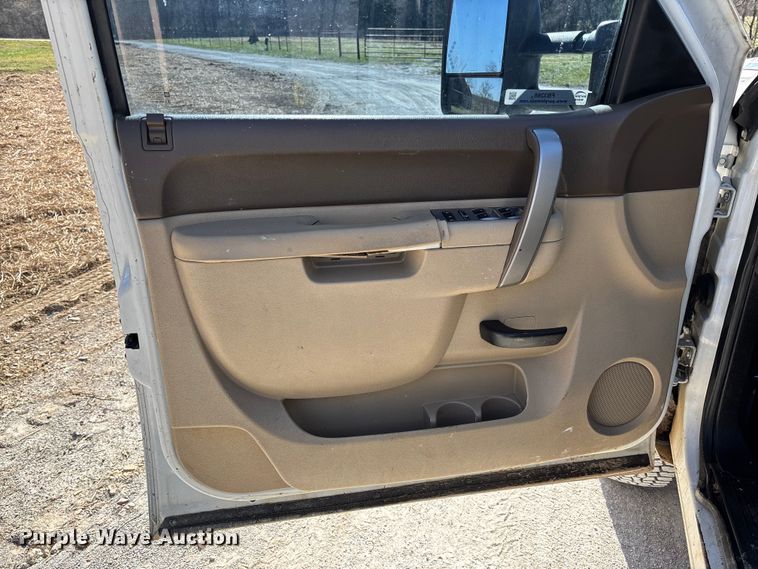 image for item FB3288 2013 Chevrolet Silverado 3500HD Ext. Cab flatbed pickup truck