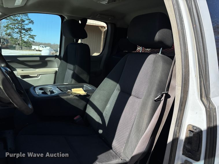 image for item FB3288 2013 Chevrolet Silverado 3500HD Ext. Cab flatbed pickup truck