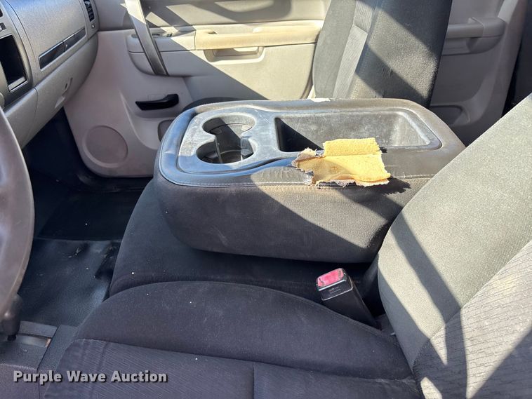 image for item FB3288 2013 Chevrolet Silverado 3500HD Ext. Cab flatbed pickup truck