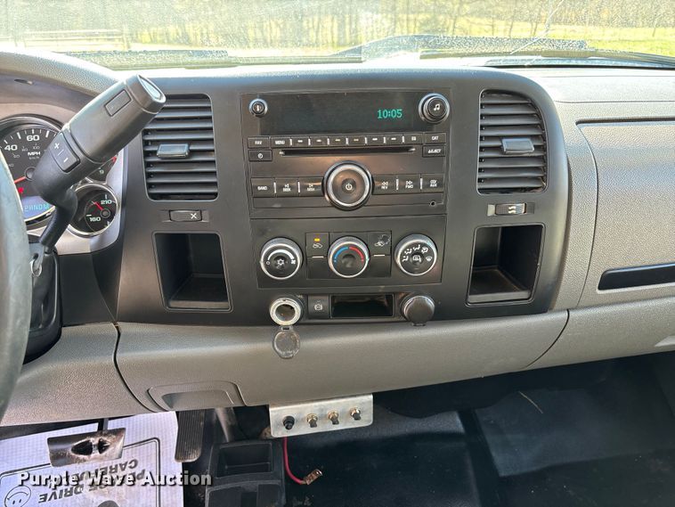 image for item FB3288 2013 Chevrolet Silverado 3500HD Ext. Cab flatbed pickup truck