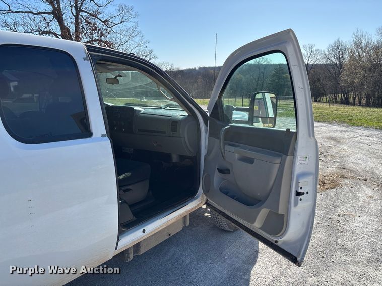 image for item FB3288 2013 Chevrolet Silverado 3500HD Ext. Cab flatbed pickup truck