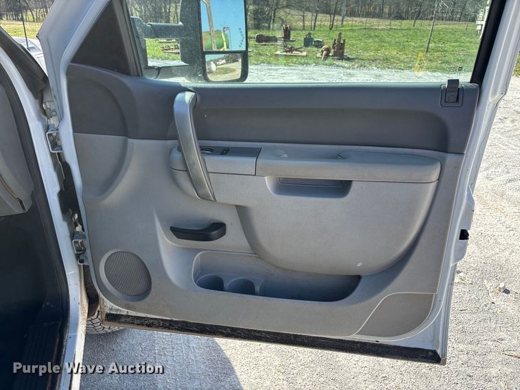 image for item FB3288 2013 Chevrolet Silverado 3500HD Ext. Cab flatbed pickup truck