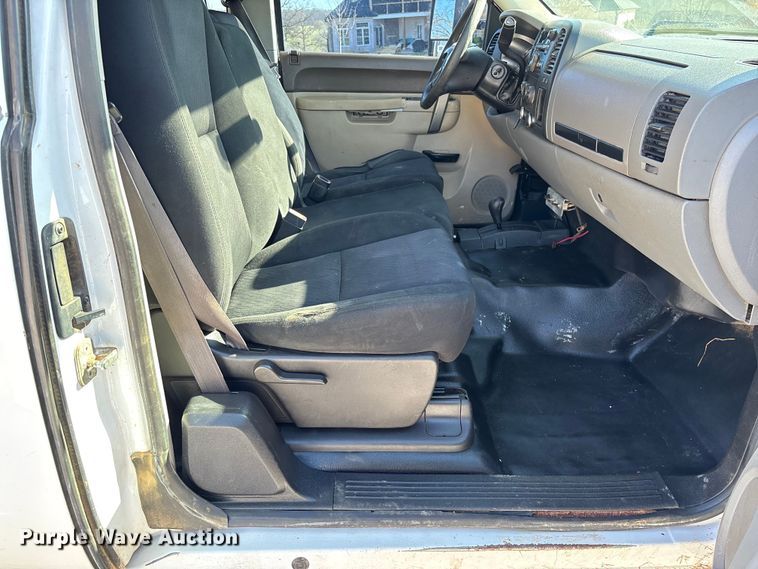 image for item FB3288 2013 Chevrolet Silverado 3500HD Ext. Cab flatbed pickup truck