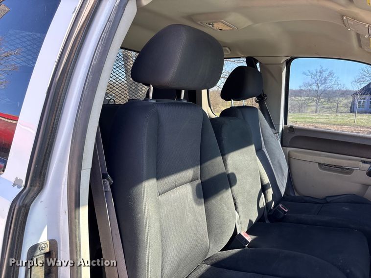 image for item FB3288 2013 Chevrolet Silverado 3500HD Ext. Cab flatbed pickup truck