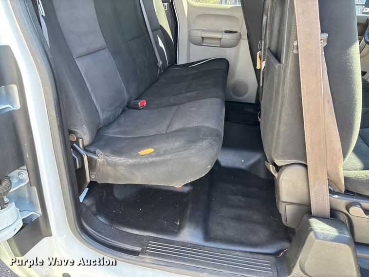 image for item FB3288 2013 Chevrolet Silverado 3500HD Ext. Cab flatbed pickup truck