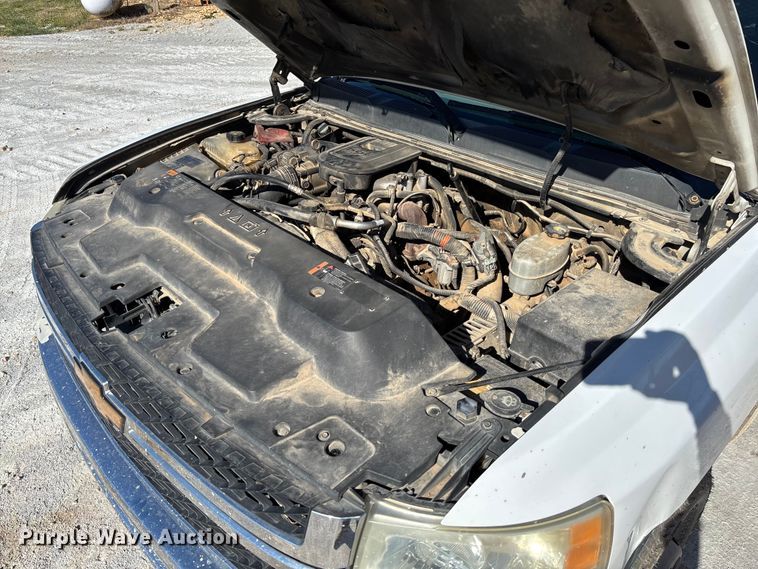 image for item FB3288 2013 Chevrolet Silverado 3500HD Ext. Cab flatbed pickup truck