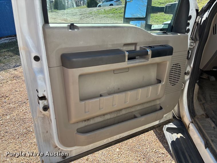 image for item FB3321 2009 Ford F550 box truck