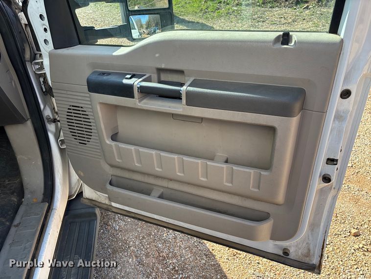 image for item FB3321 2009 Ford F550 box truck