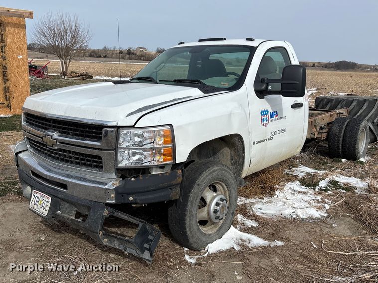 image for item FB3599 2009 Chevrolet Silverado 3500HD pickup truck cab and chassis