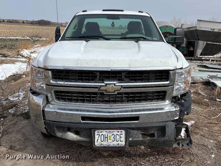 image for item FB3599 2009 Chevrolet Silverado 3500HD pickup truck cab and chassis