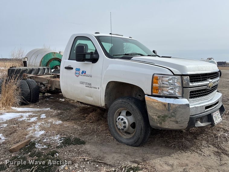 image for item FB3599 2009 Chevrolet Silverado 3500HD pickup truck cab and chassis