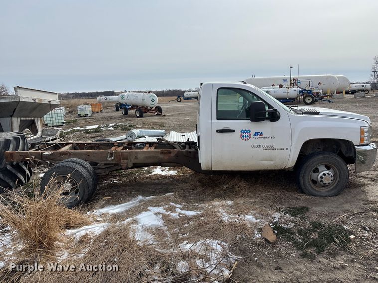 image for item FB3599 2009 Chevrolet Silverado 3500HD pickup truck cab and chassis