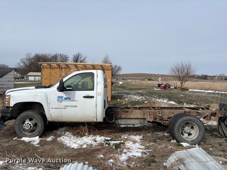 image for item FB3599 2009 Chevrolet Silverado 3500HD pickup truck cab and chassis