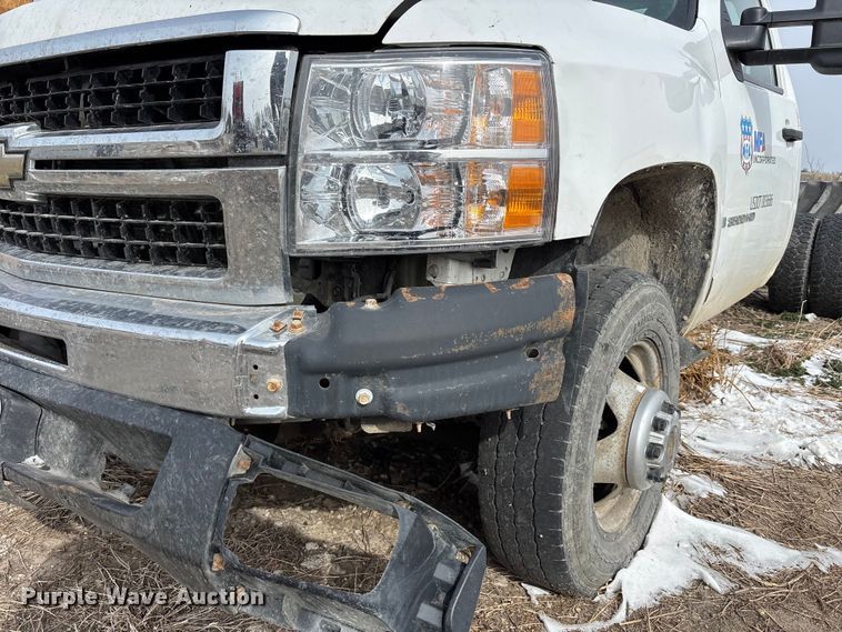 image for item FB3599 2009 Chevrolet Silverado 3500HD pickup truck cab and chassis