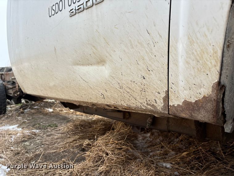 image for item FB3599 2009 Chevrolet Silverado 3500HD pickup truck cab and chassis