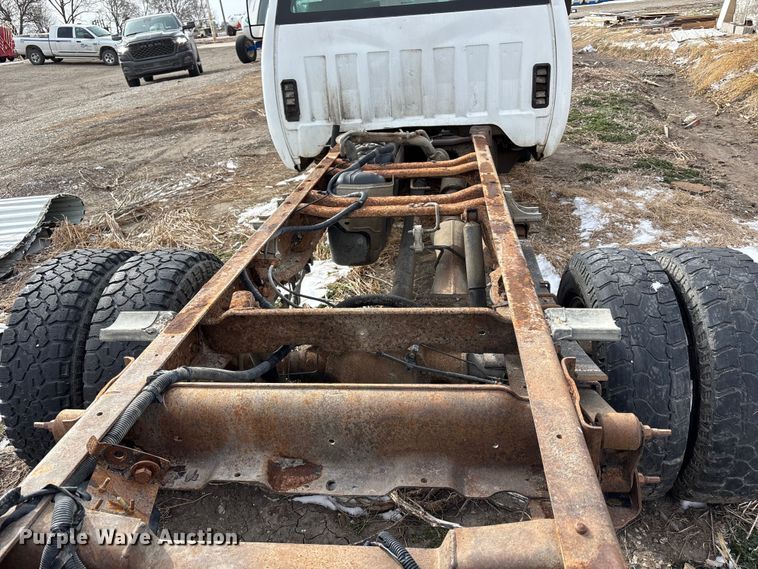 image for item FB3599 2009 Chevrolet Silverado 3500HD pickup truck cab and chassis