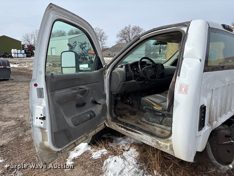 image for item FB3599 2009 Chevrolet Silverado 3500HD pickup truck cab and chassis