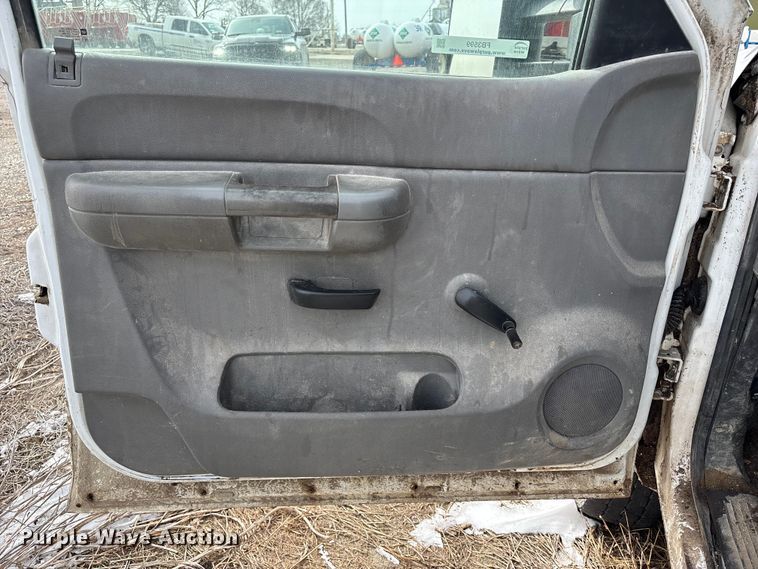 image for item FB3599 2009 Chevrolet Silverado 3500HD pickup truck cab and chassis