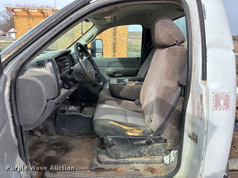 image for item FB3599 2009 Chevrolet Silverado 3500HD pickup truck cab and chassis