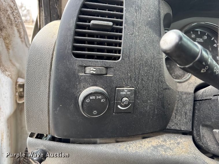 image for item FB3599 2009 Chevrolet Silverado 3500HD pickup truck cab and chassis