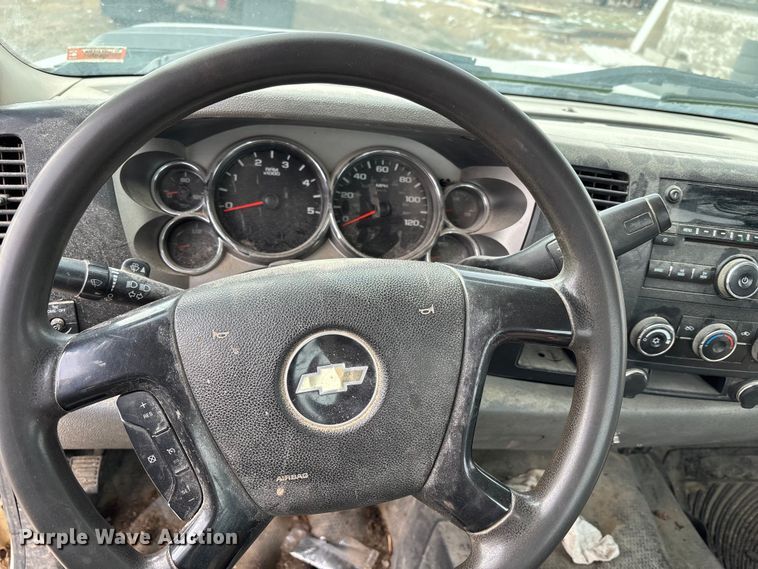 image for item FB3599 2009 Chevrolet Silverado 3500HD pickup truck cab and chassis