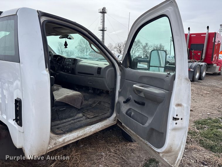 image for item FB3599 2009 Chevrolet Silverado 3500HD pickup truck cab and chassis