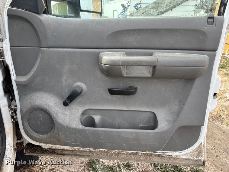 image for item FB3599 2009 Chevrolet Silverado 3500HD pickup truck cab and chassis