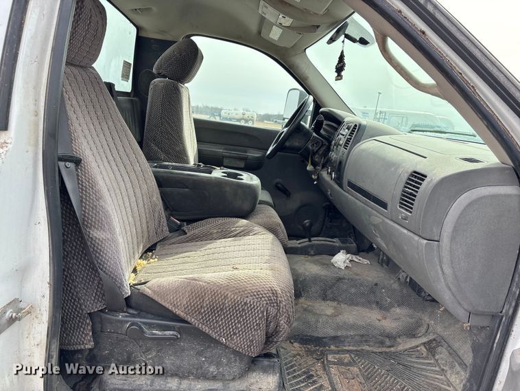 image for item FB3599 2009 Chevrolet Silverado 3500HD pickup truck cab and chassis