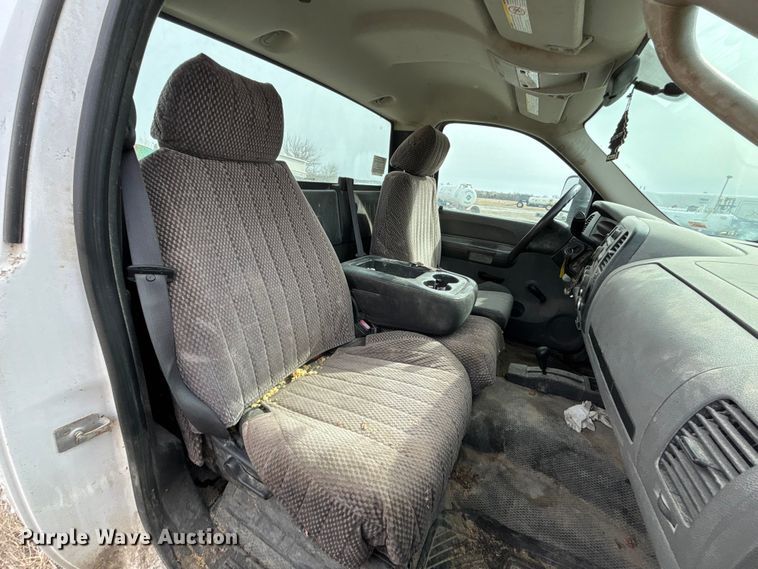 image for item FB3599 2009 Chevrolet Silverado 3500HD pickup truck cab and chassis