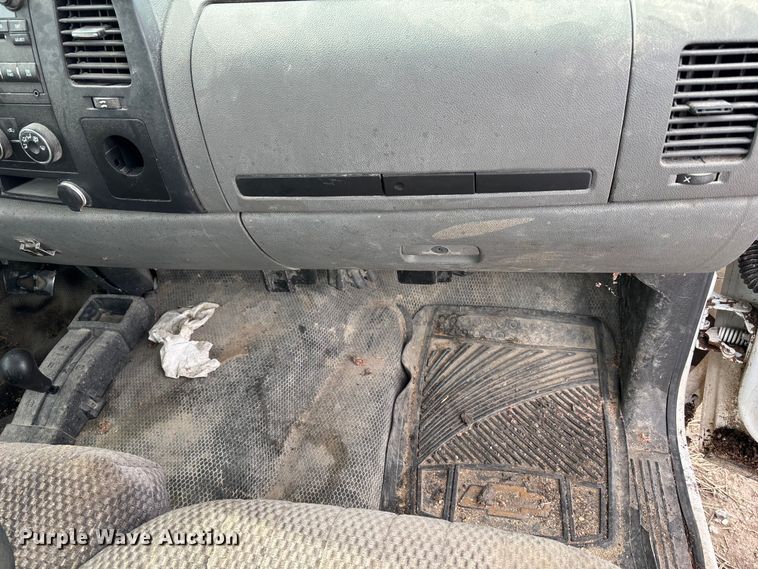 image for item FB3599 2009 Chevrolet Silverado 3500HD pickup truck cab and chassis