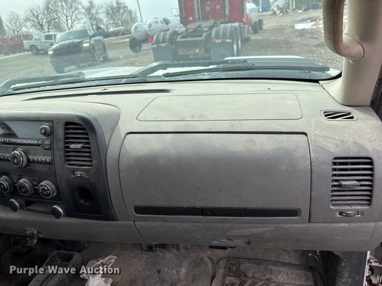 image for item FB3599 2009 Chevrolet Silverado 3500HD pickup truck cab and chassis