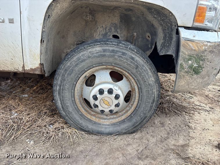 image for item FB3599 2009 Chevrolet Silverado 3500HD pickup truck cab and chassis