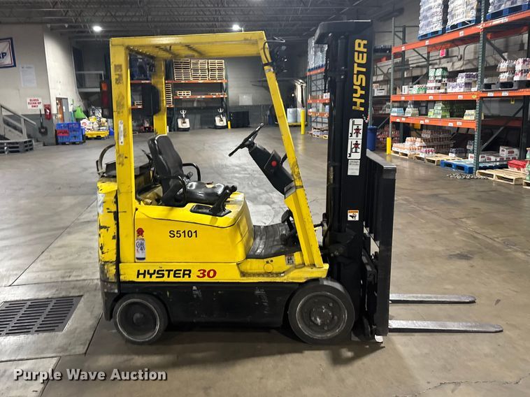 image for item FB7122 Hyster 30 forklift