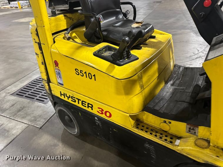 image for item FB7122 Hyster 30 forklift