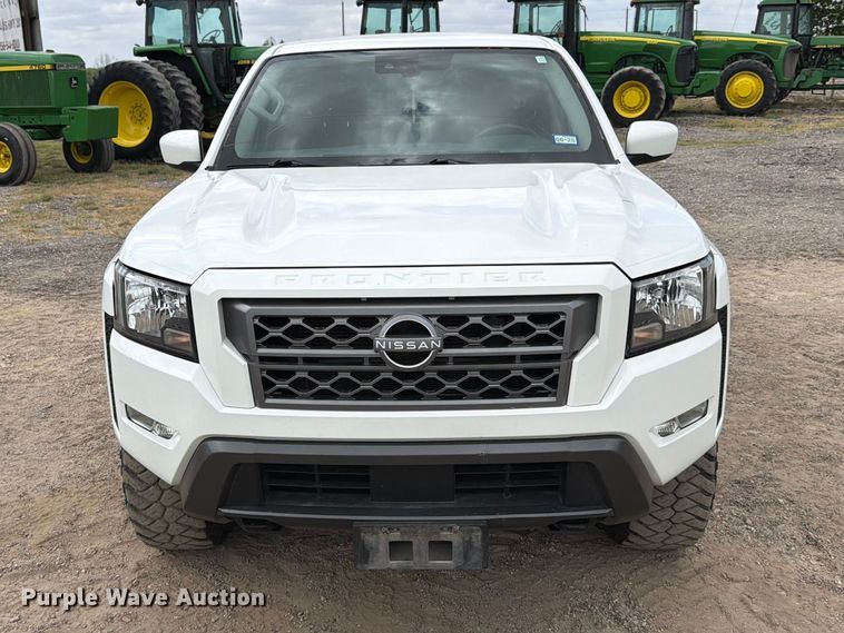image for item FB8022 2022 Nissan Frontier Crew Cab pickup truck