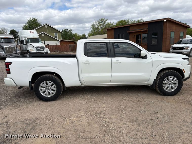 image for item FB8022 2022 Nissan Frontier Crew Cab pickup truck