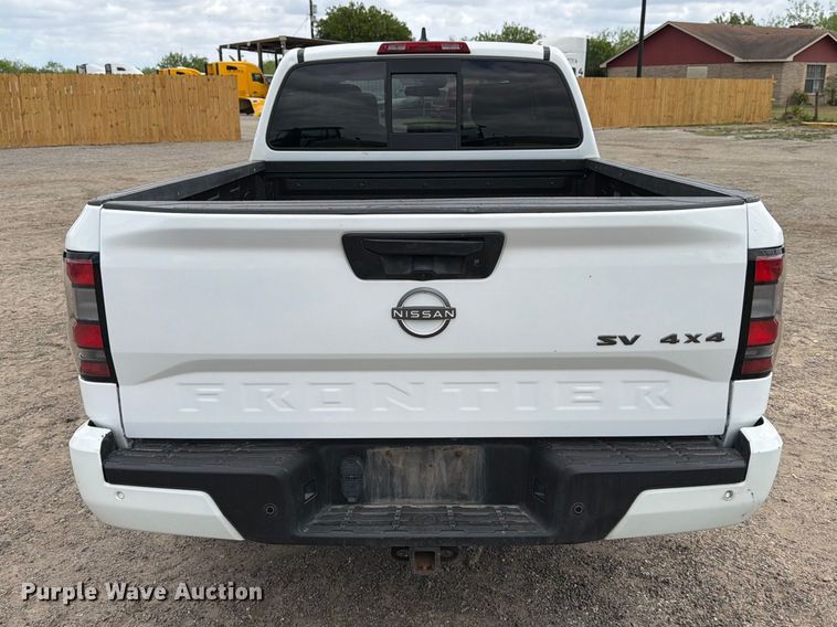 image for item FB8022 2022 Nissan Frontier Crew Cab pickup truck