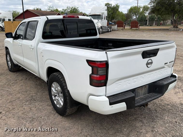 image for item FB8022 2022 Nissan Frontier Crew Cab pickup truck
