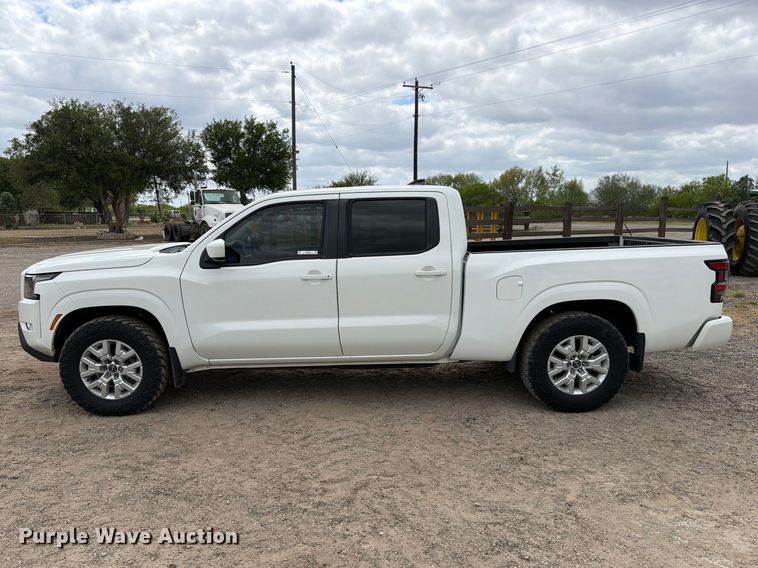 image for item FB8022 2022 Nissan Frontier Crew Cab pickup truck